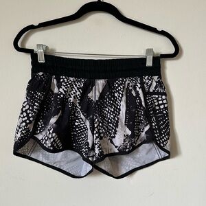 Lululemon Tracker Short III *4-way Stretch - 12 Static Mist White Black Size 6